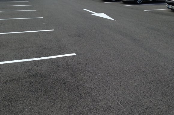 Traçage de lignes de parking à Pau