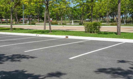 Peinture de marquage au sol pour la création de parking extérieur public - Bayonne - Meltem Industrie Services