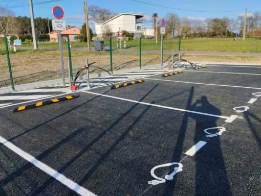 Marquage au sol parking bornes de recharge, Bayonne, Meltem Industrie Services