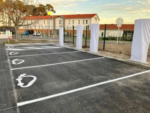 Marquage au sol station de recharge Tesla, Bayonne, Meltem Industrie Services