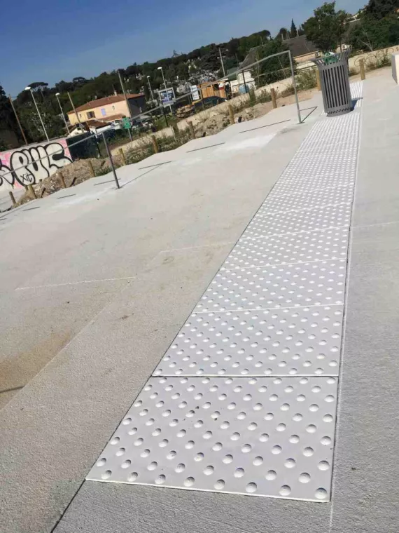 Bandes podotactiles cheminement piétons, Bayonne, Meltem Industrie Services