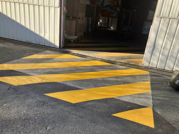 Marquage au sol de sécurité à Biarritz, Bayonne, Meltem Industrie Services