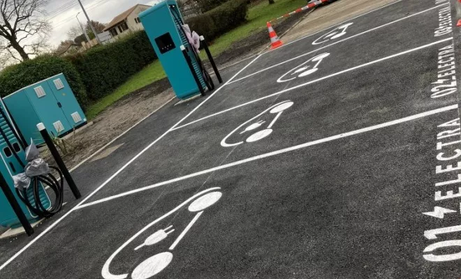Marquage au sol bornes de recharge électriques, Bayonne, Meltem Industrie Services