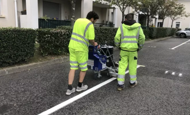 Marquage au sol d'un parking à Orthez en résine thermoplastique, Bayonne, Meltem Industrie Services